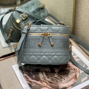 디올 DIOR 2022 SS 로고 캐릭터 자수 화장품케이스 스몰 숄더백 민트 레더 커스텀급