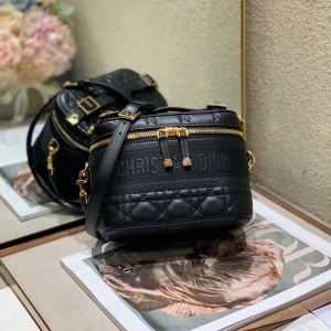 디올 DIOR 2022 SS 로고 캐릭터 자수 화장품케이스 스몰 숄더백 블랙 레더 커스텀급