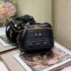디올 DIOR 2022 SS 로고 캐릭터 자수 화장품케이스 스몰 숄더백 블랙 레더 커스텀급