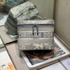 디올 DIOR 2022 SS 캐릭터 자수 화장품케이스 라지 숄더백 그레이 커스텀급