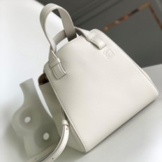 로에베 LOEWE 2022 SS 해먹 너겟 카프스킨 토트백 화이트 062132 커스텀급